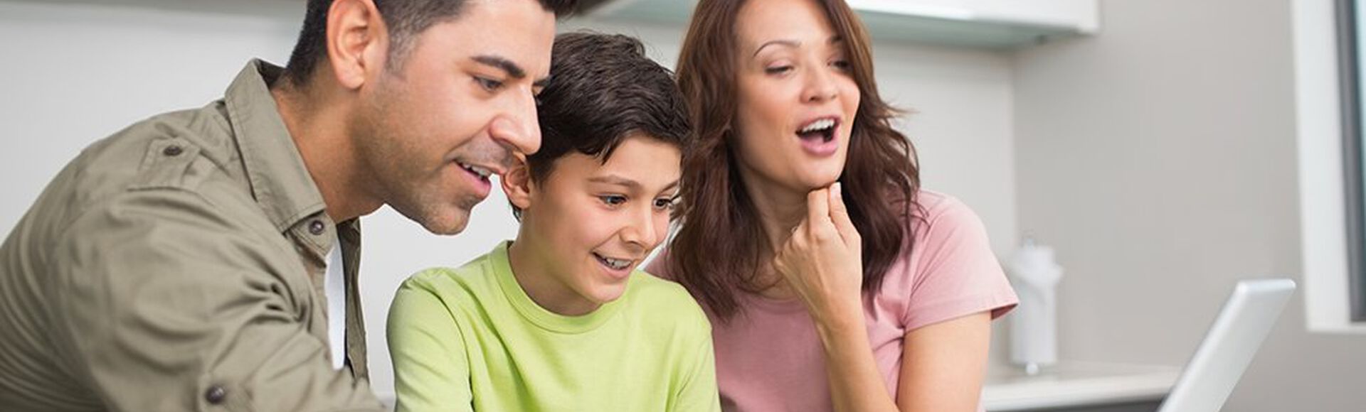 Familia viendo el computador