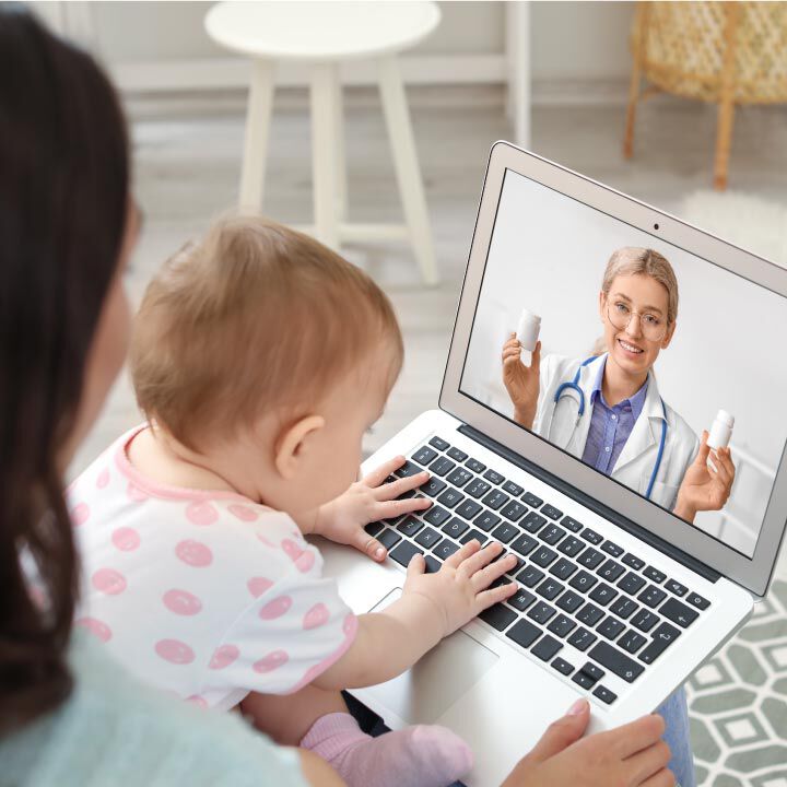 madre y bebe viendo una masterclass de maternidad